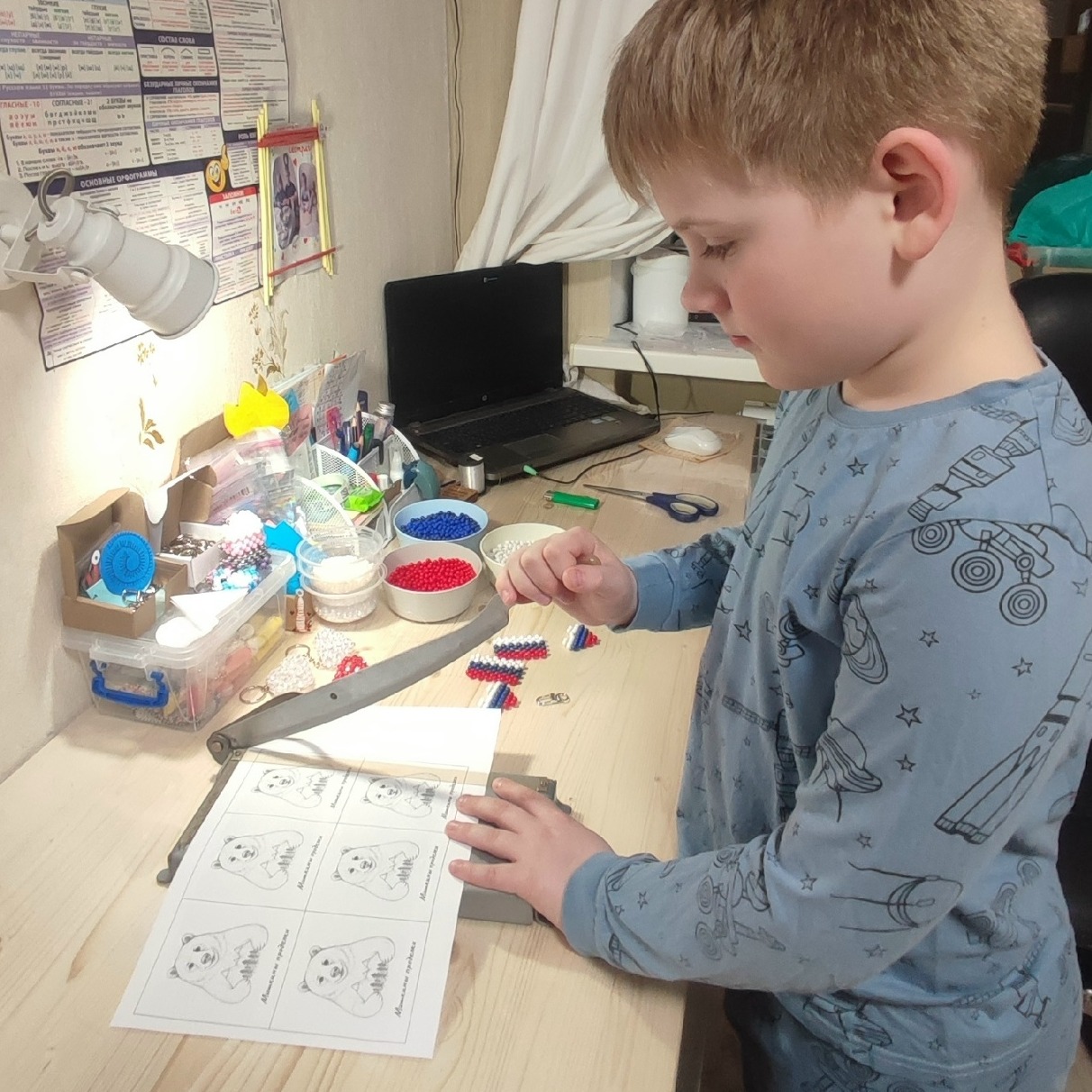 Миша за рабочим столом готовит материалы для изделий из бисера