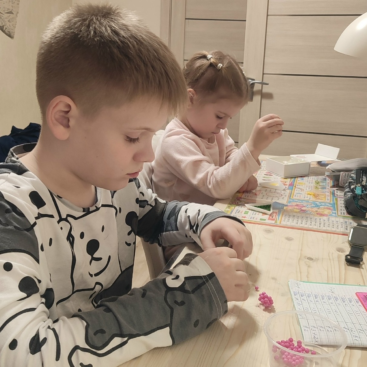 Миша и его сестра вместе занимаются бисероплетением